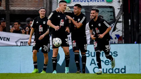 Deportivo Riestra e Grêmio se enfrentam pela liderança da Sul-Americana. Foto: Marcelo Endelli/Getty Images