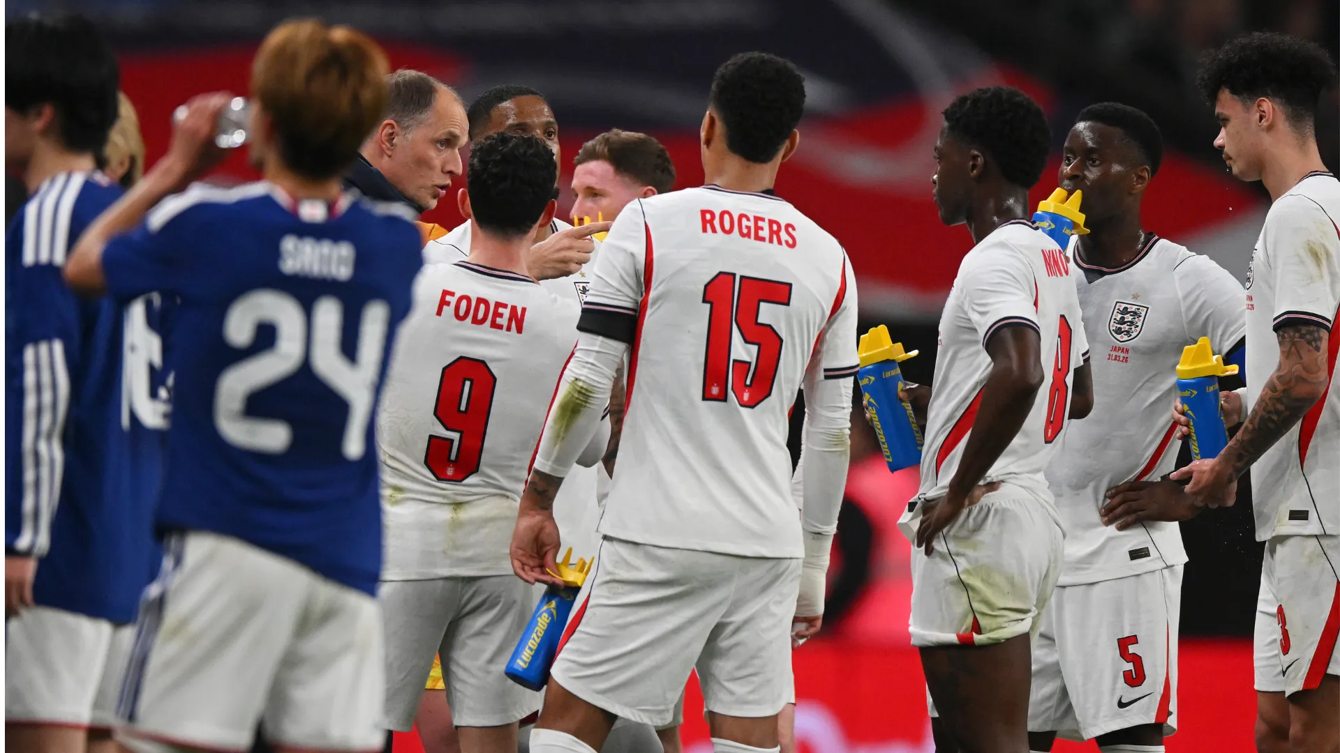Jogadores da Inglaterra durante a pausa para hidratação