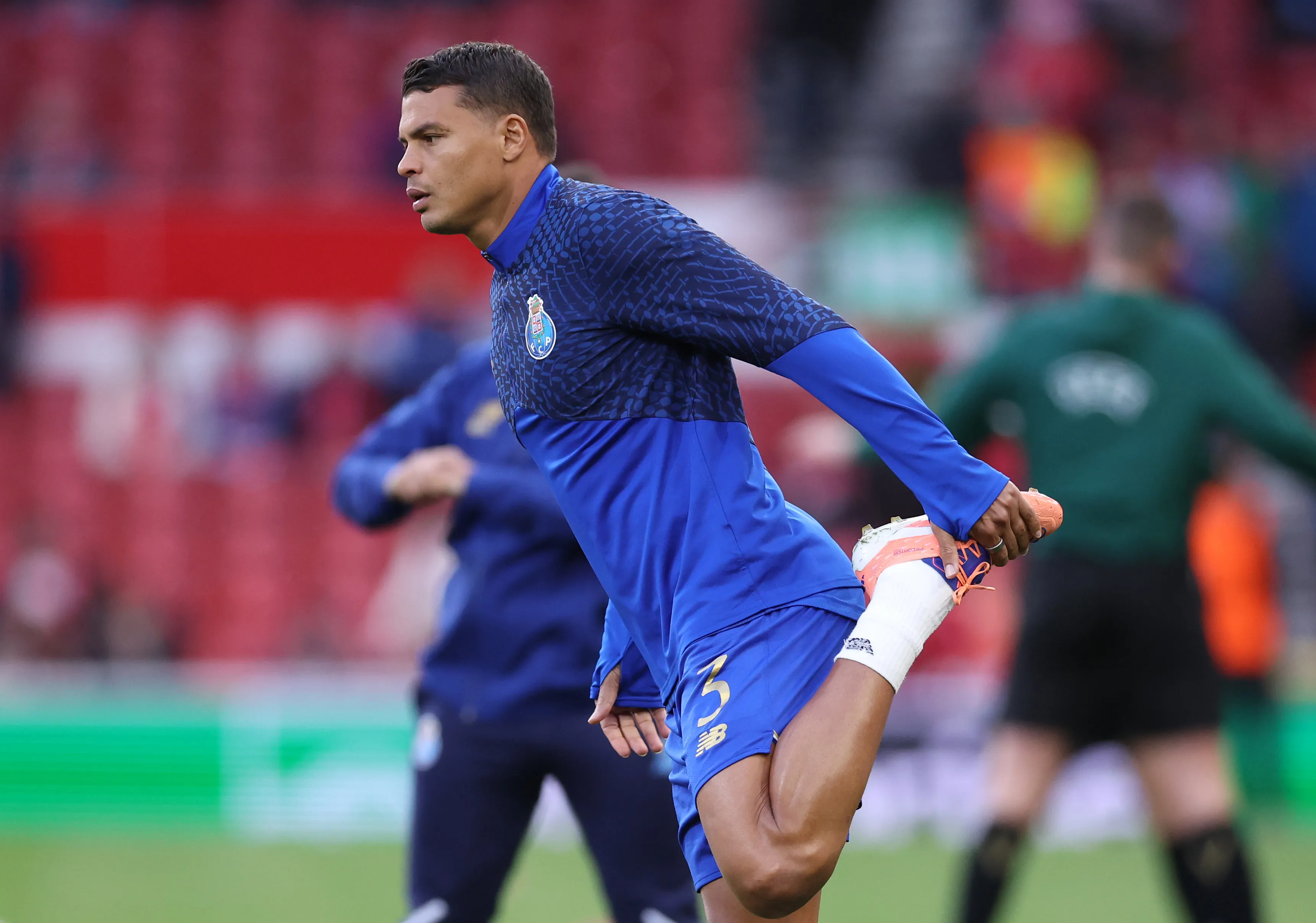 Thiago Silva aquecendo pelo Porto. (Foto: Alex Livesey/Getty Images)