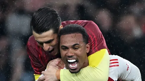 Magalhães e Kepa celebrando a classificação do Arsenal. (Photo by Shaun Botterill/Getty Images)