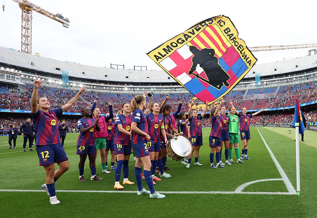 Jogadoras do Barcelona comemorando a classificação para a final da Champions com a torcida - Foto: Judit Cartiel/Getty Images