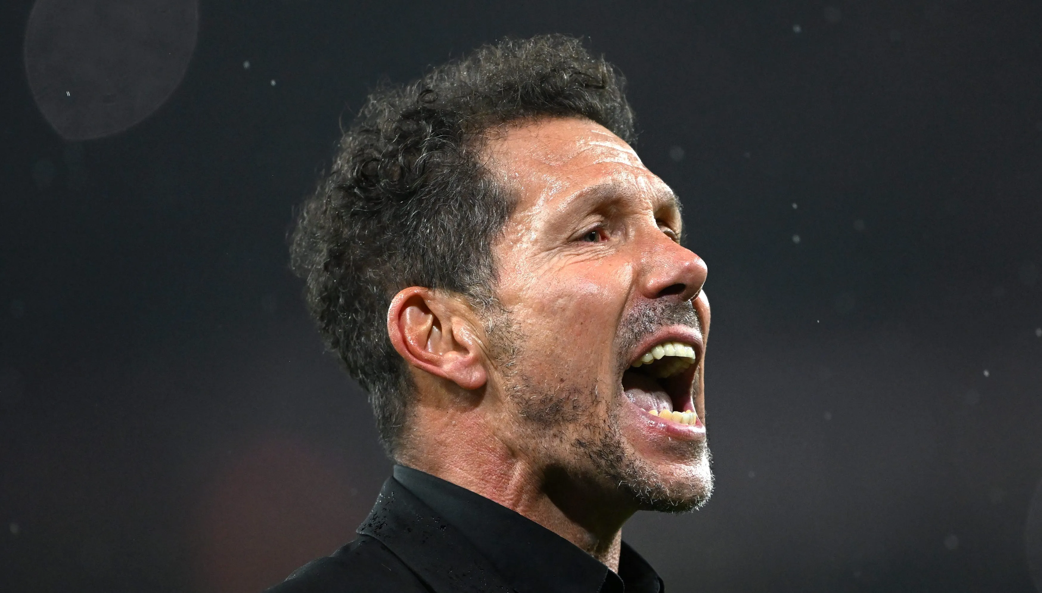 Simeone gritando em jogo do Atlético de Madrid
