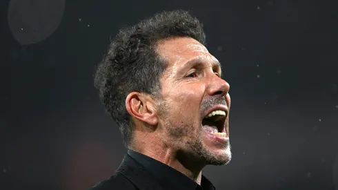 Diego Simeone protesta contra a arbitragem em eliminação do Atlético. (Photo by Shaun Botterill/Getty Images)