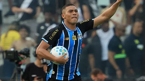 Carlos Vinicius, atacante do Grêmio comemora gol. (Photo by Wagner Meier/Getty Images)