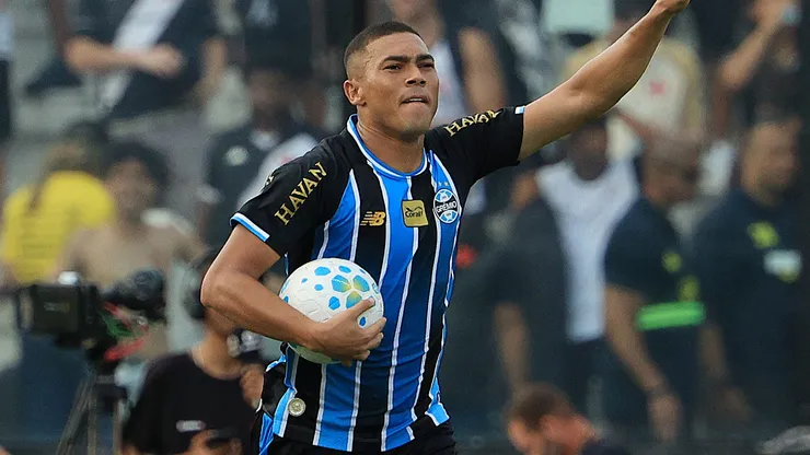 Carlos Vinicius, atacante do Grêmio comemora gol. (Photo by Wagner Meier/Getty Images)