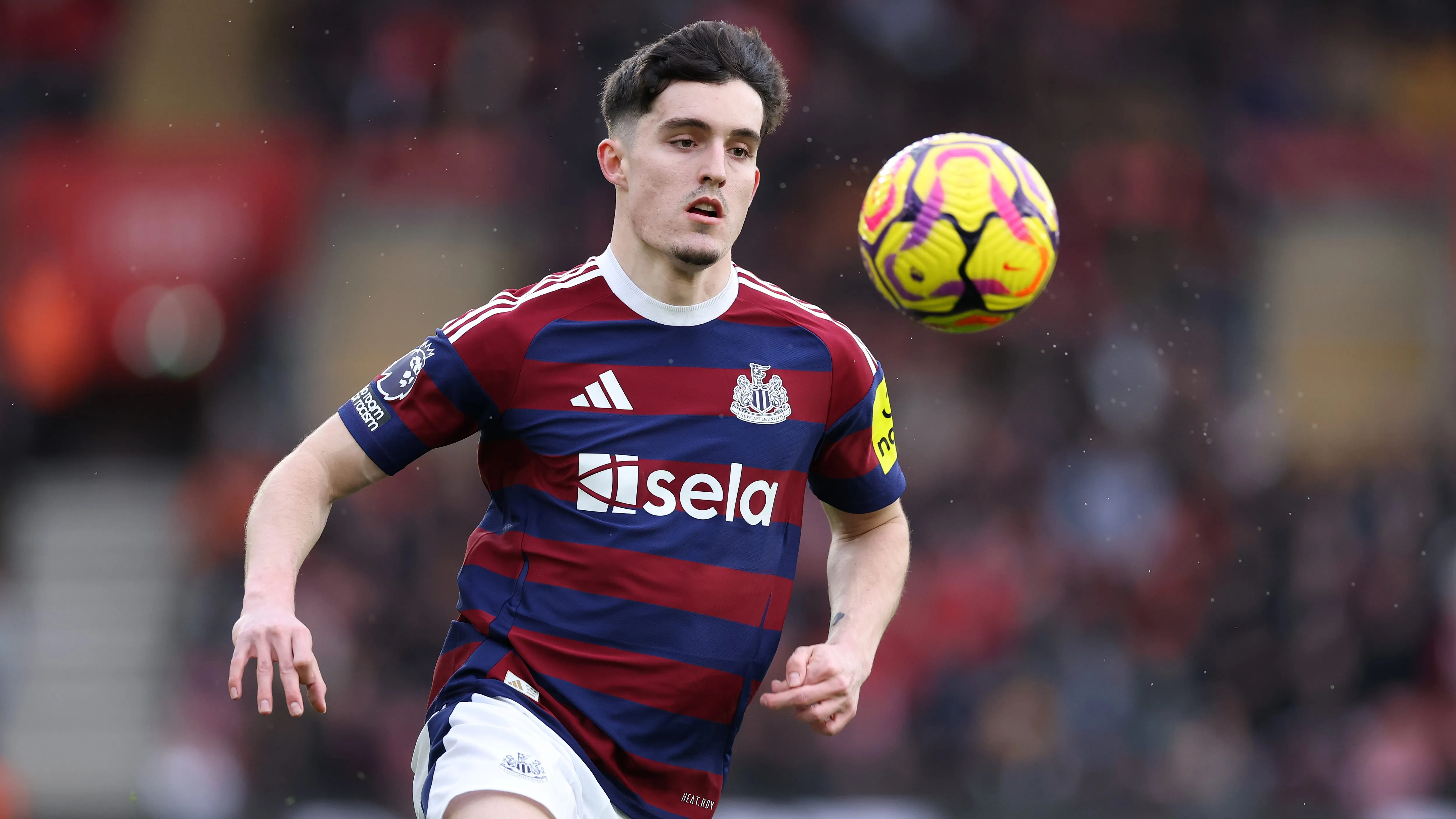 Tino Livramento, alvo do Arsenal, em jogo do Newcastle. Foto: Ryan Pierse/Getty Images