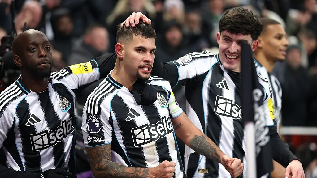 Bruno Gumarães e demais jogadores do Newcastle (Photo by Stu Forster/Getty Images)