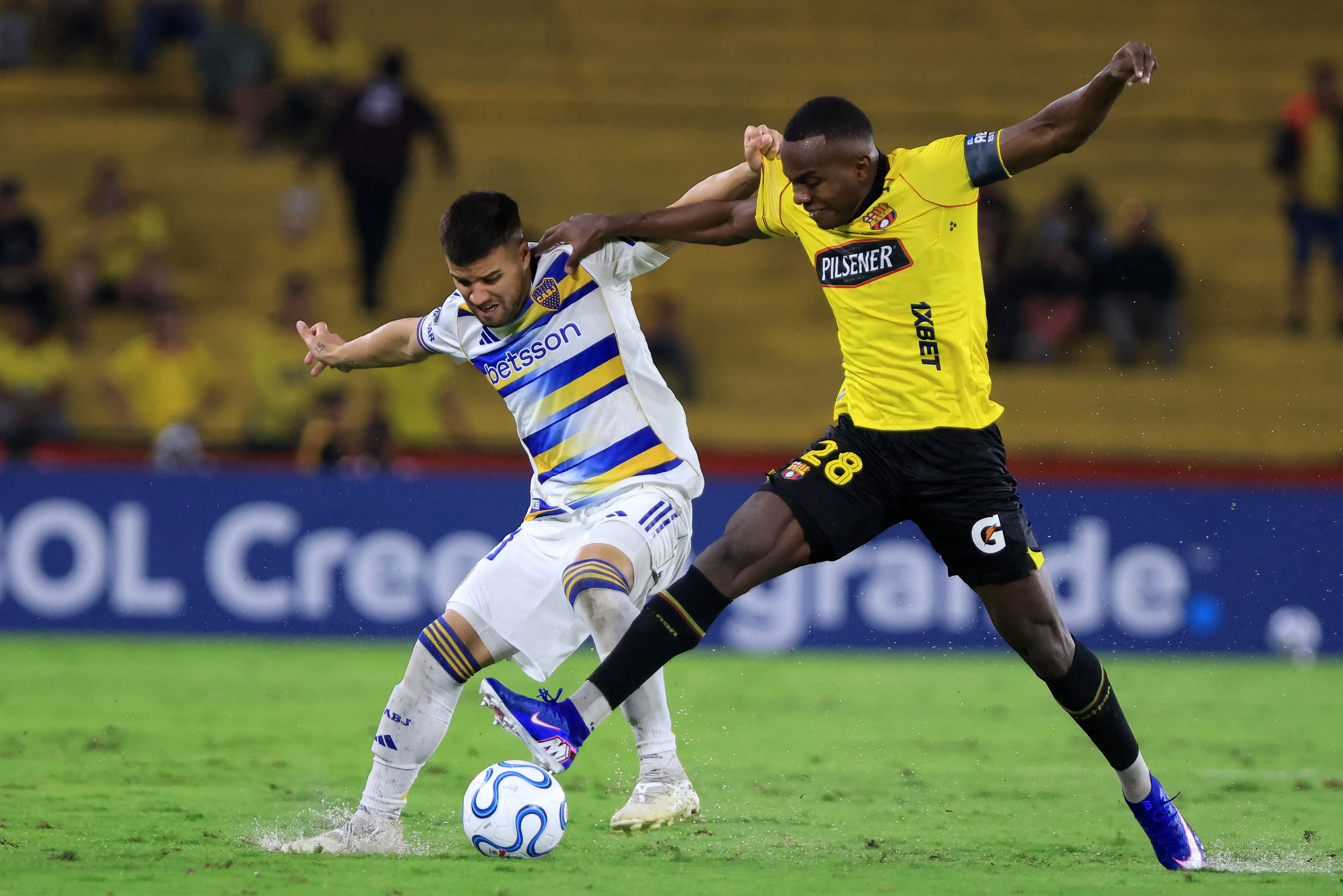 Barcelona e Boca Juniors em Guayaquil nesta terça-feira (05/05). (Foto: Franklin Jacome/Getty Images)