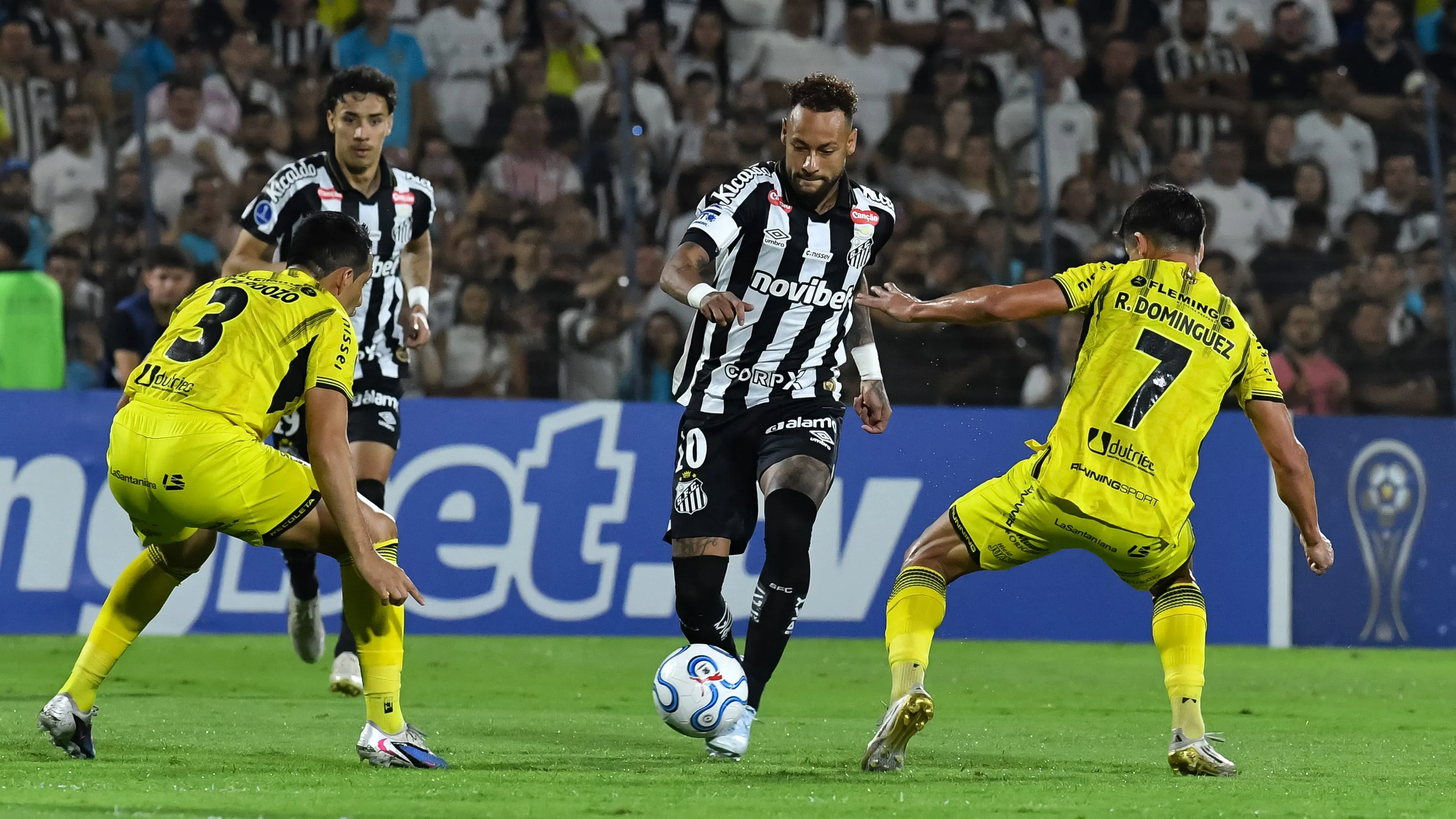 Jogadores do Deportivo Recoleta marcando Neymar. Foto: Christian Alvarenga/Getty Images