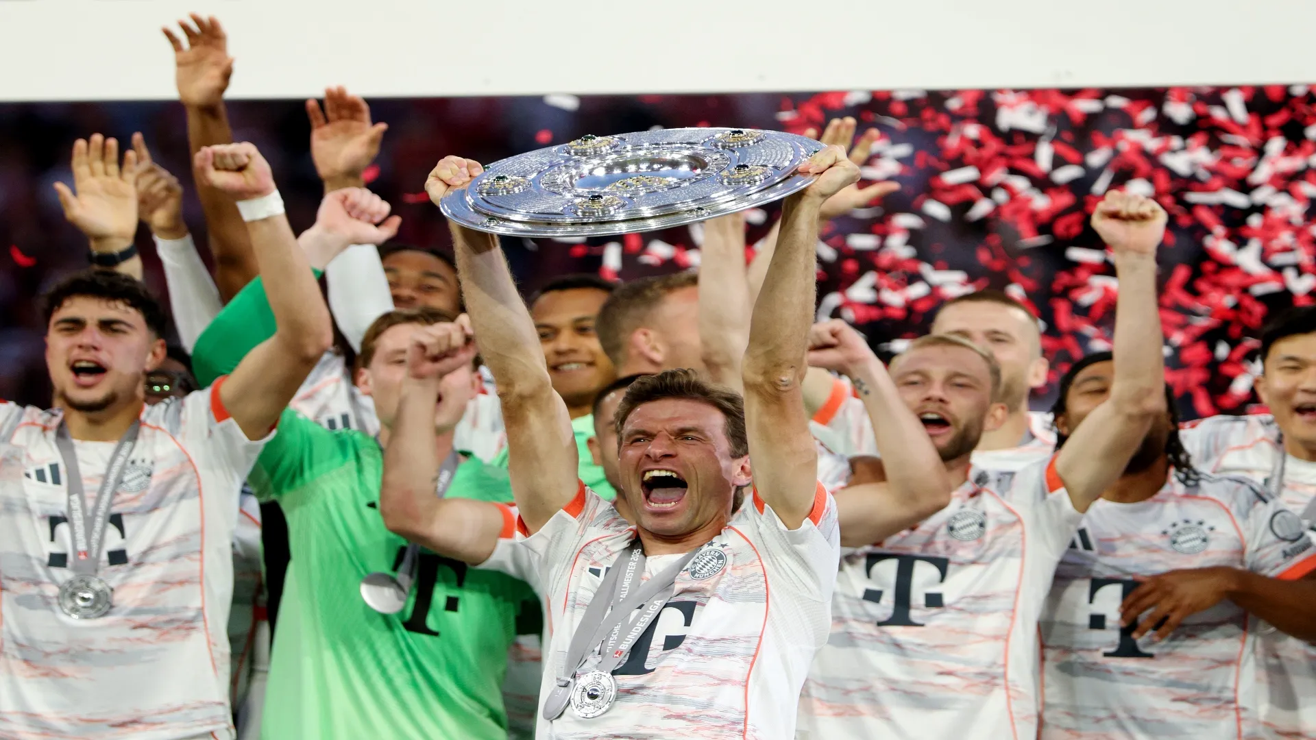 Müller com sua última taça conquistada no Bayern – Adam Pretty/Getty Images