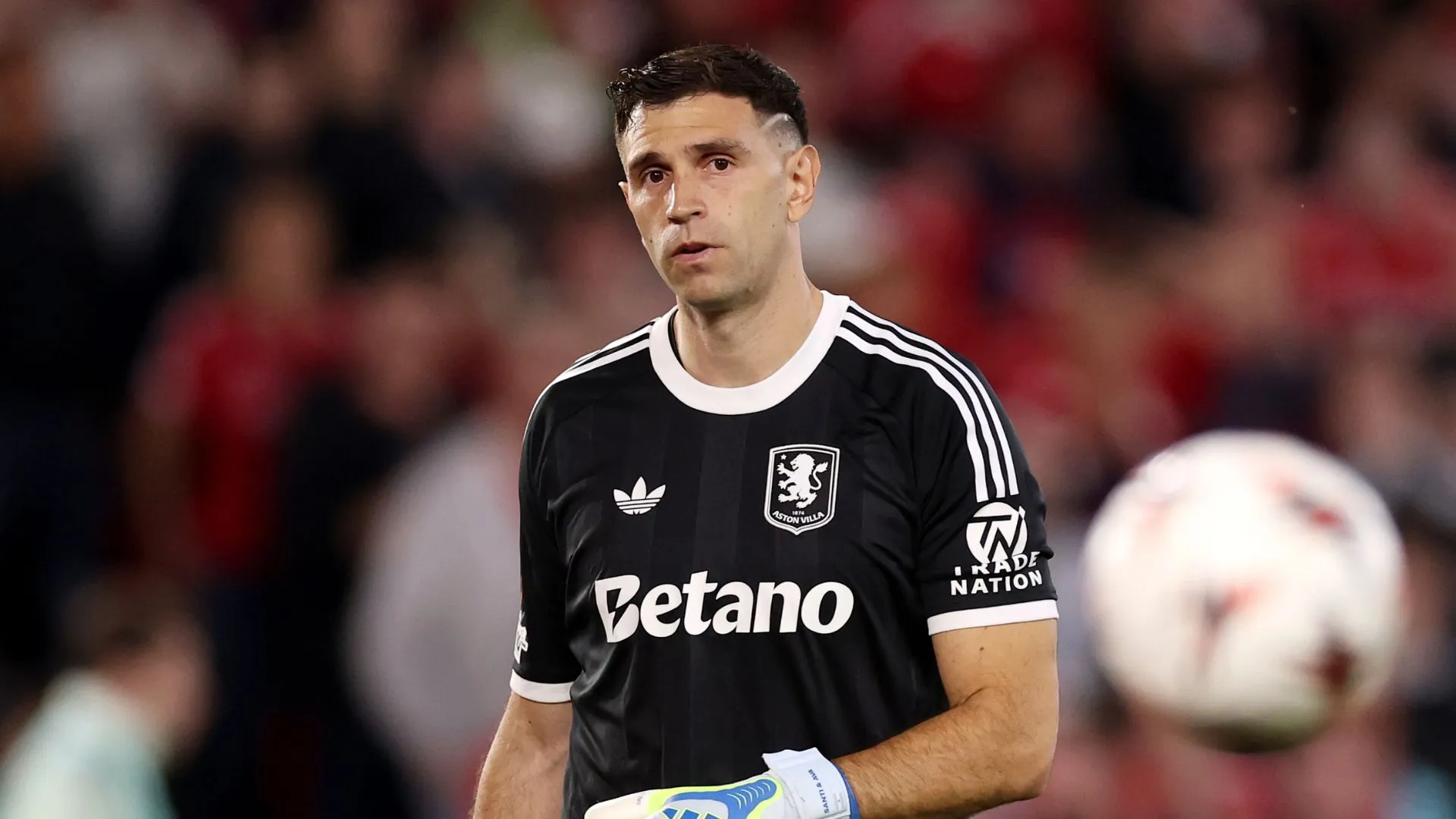 O goleiro Dibu Martínez, do Aston Villa, é um dos destaques da semifinal da Europa League (foto: Carl Recine/Getty Images)