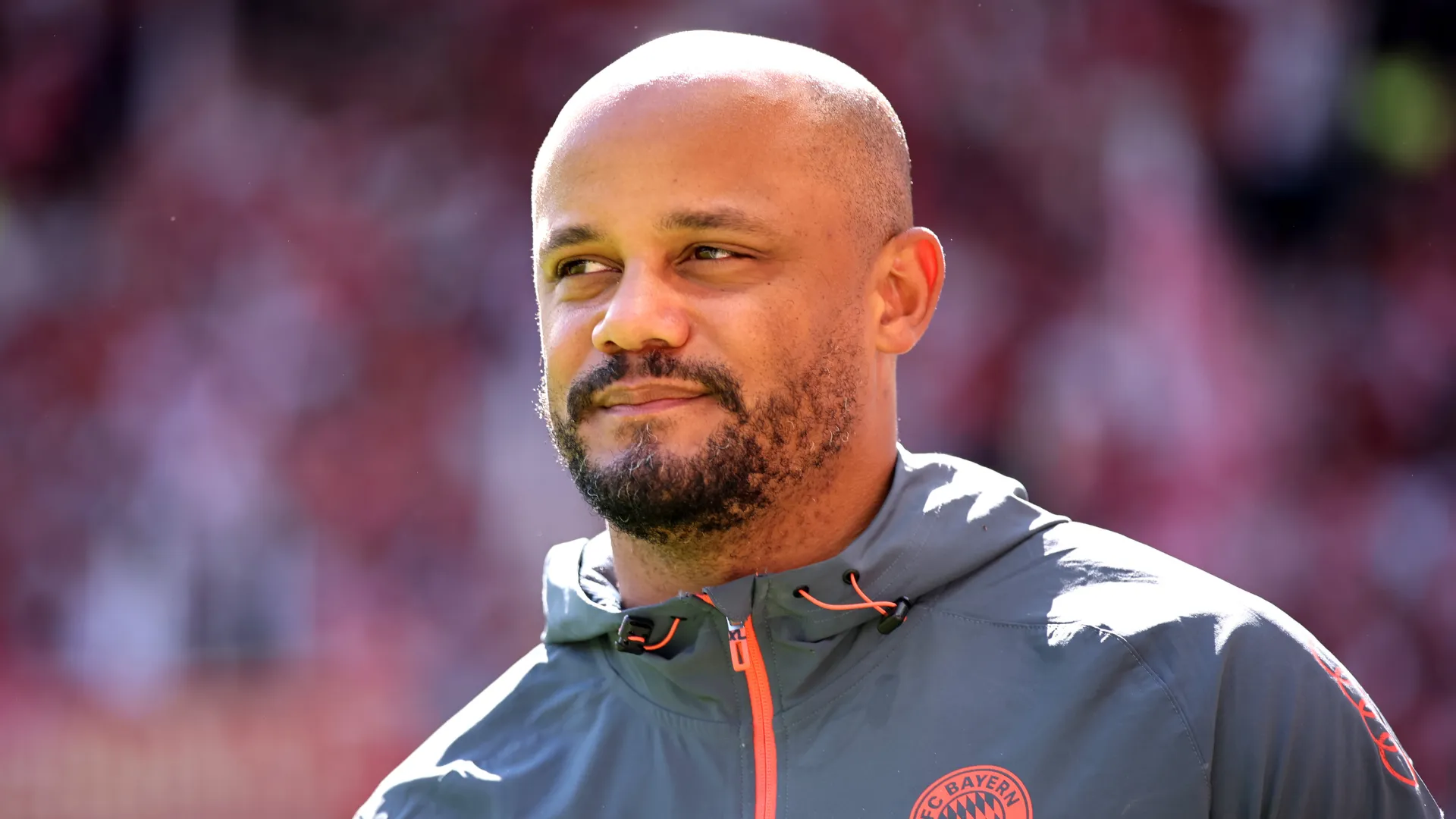 Vincent Kompany durante jogo defendendo o Bayern de Munique