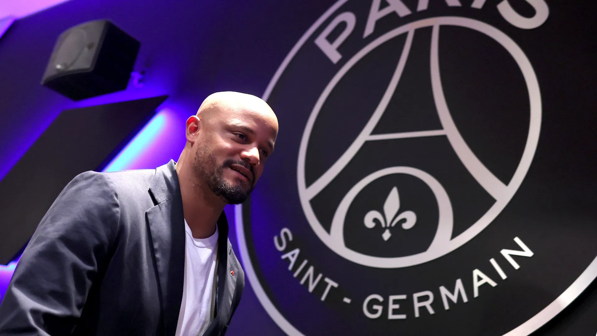 Vincent Kompany chega ao estádio para partida do Bayern