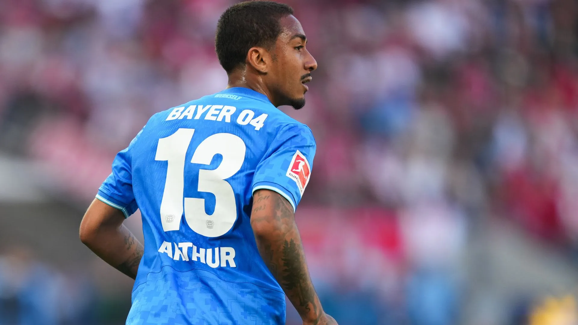 Arthur em ação pelo Leverkusen (foto: Pau Barrena/Getty Images)