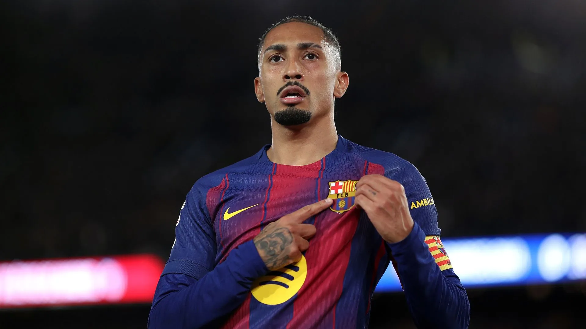 Raphinha comemorando pelo Barcelona (foto: Eric Alonso/Getty Images)