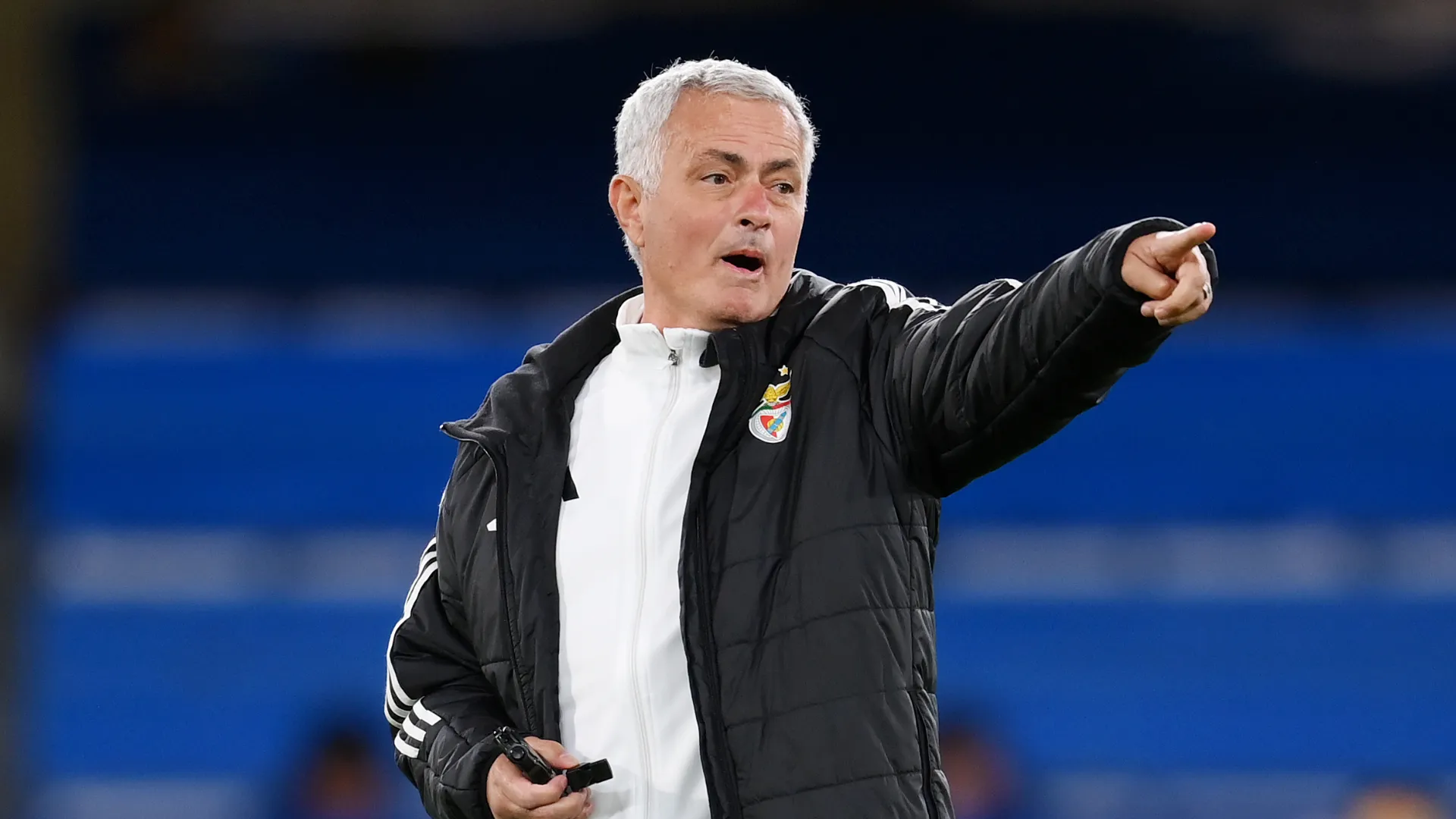 José Mourinho aponta durante treino do Benfica