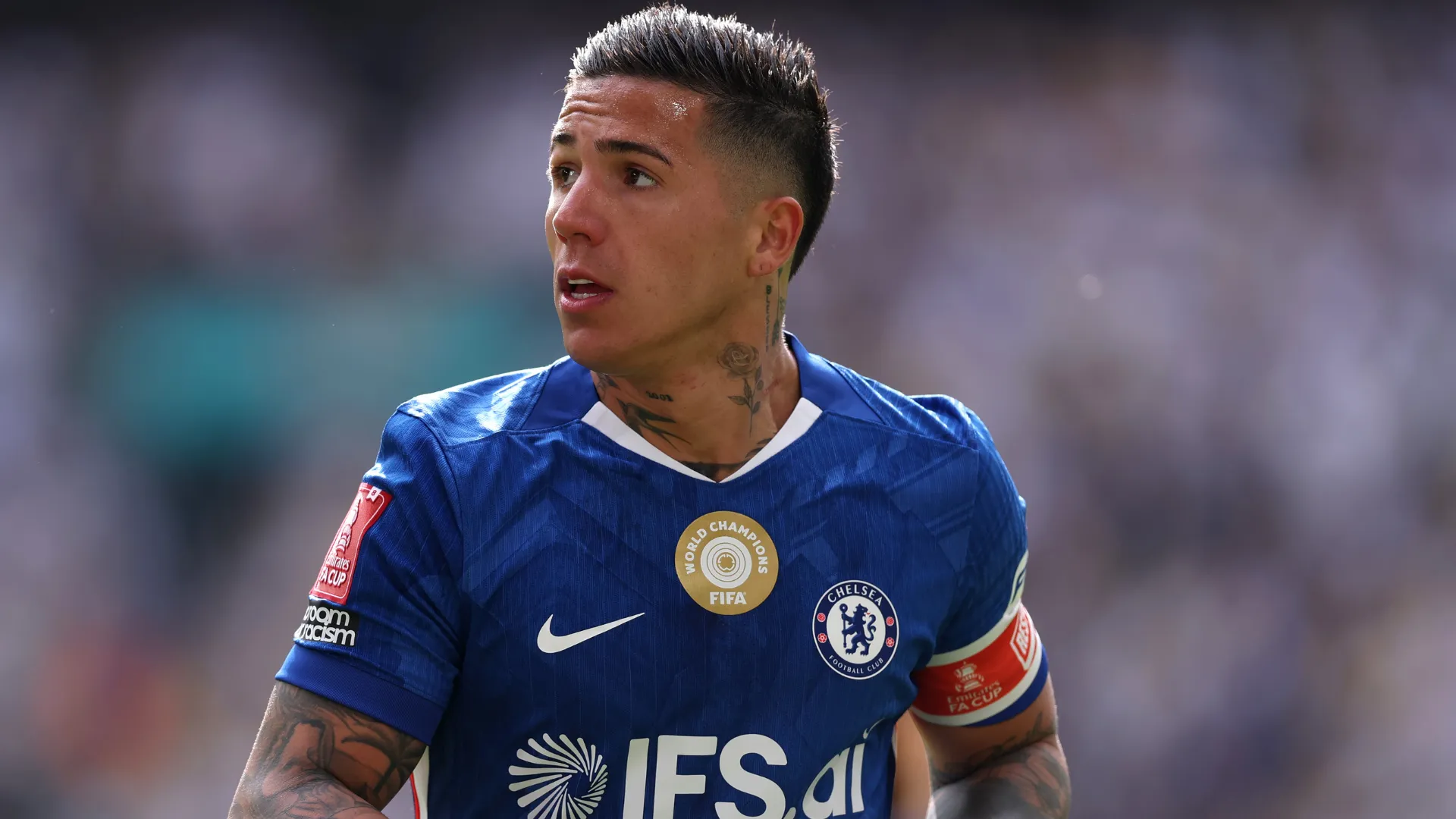 Enzo Fernández aparece olhando para o lado durante uma partida pelo Chelsea