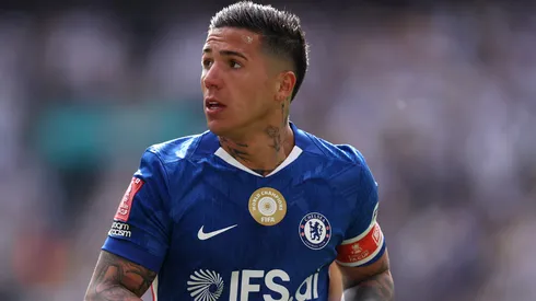 Enzo Fernández durante uma partida pelo Chelsea. Foto: Justin Setterfield/Getty Images