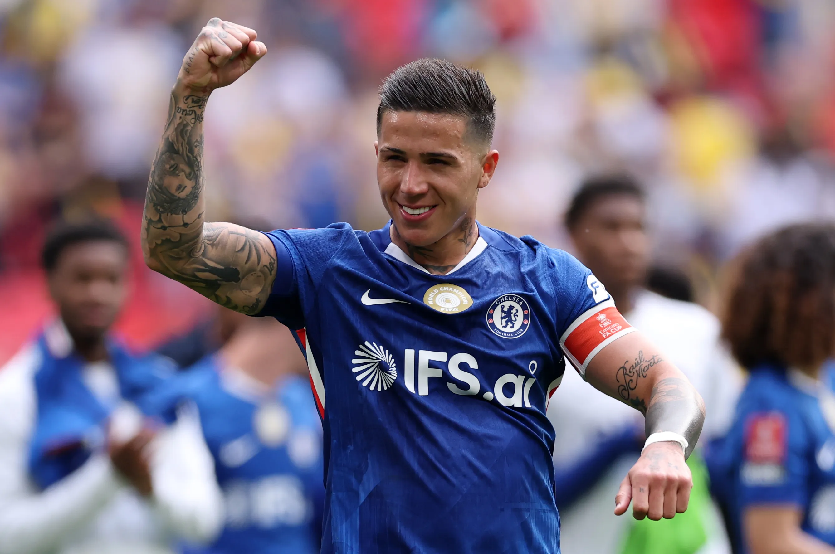 Enzo Fernández após uma vitória do Chelsea (Foto: Justin Setterfield/Getty Images)