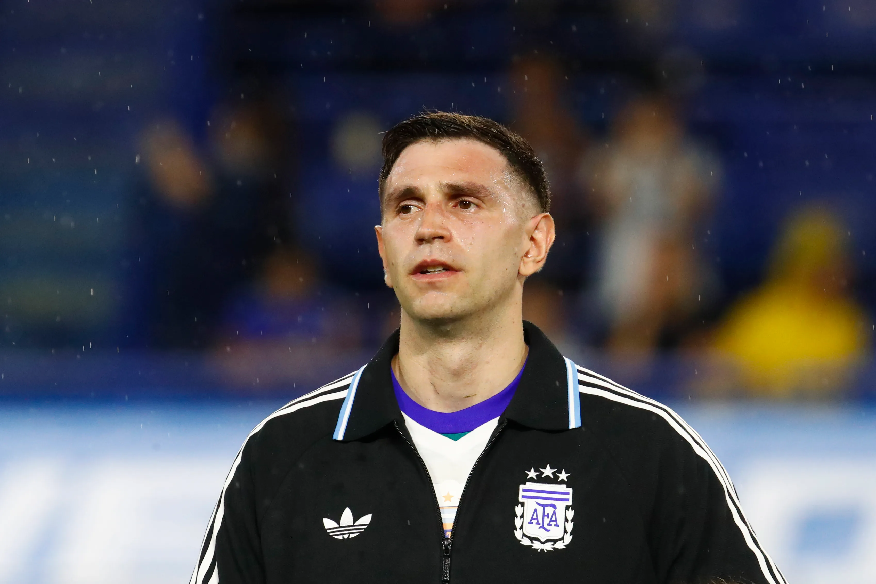 Dibu Martínez antes de uma partida pela Argentina (Foto: Marcos Brindicci/Getty Images)