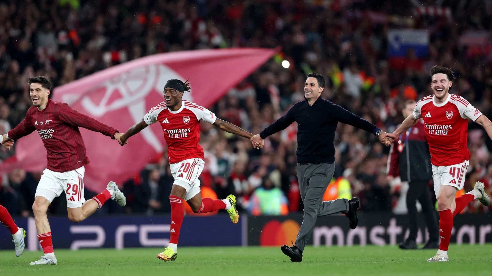 Arteta comemora ao lado do elenco do Arsenal