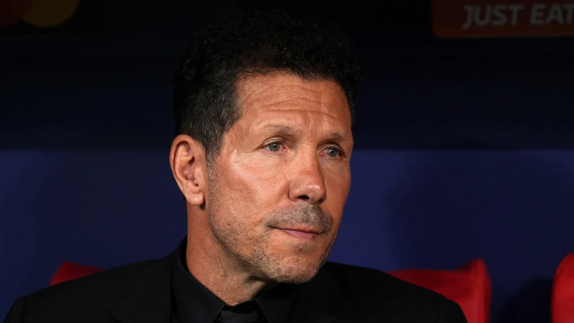 Diego Simeone sentado no banco de reservas do Atlético de Madrid