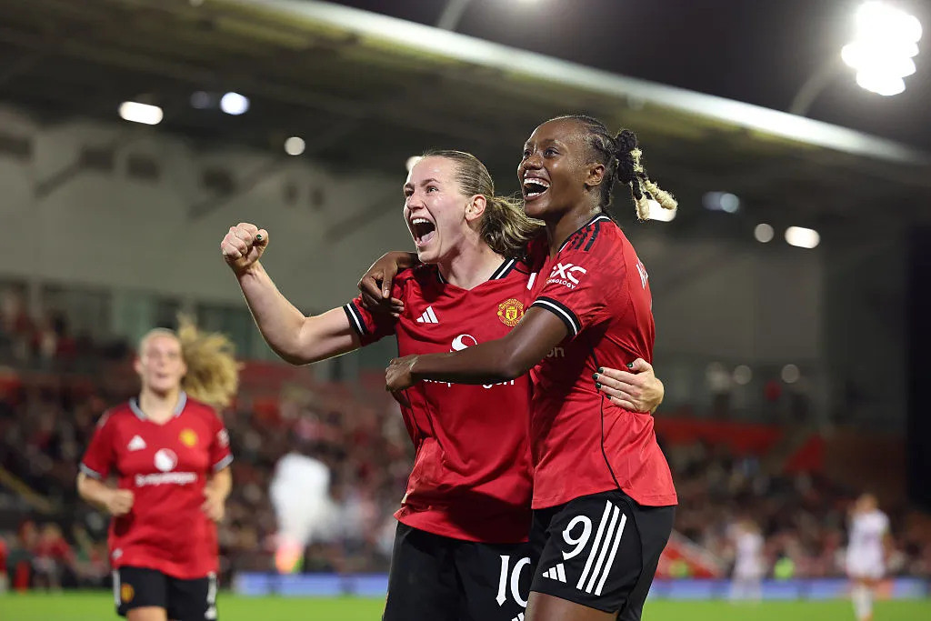 Terland comemora um dos gols marcados pelo Manchester United – Foto: Matt McNulty/Getty Images