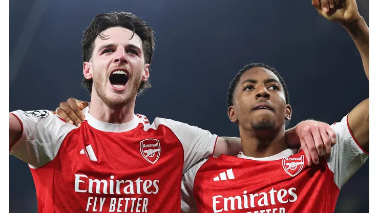 Declan Rice e Myles Lewis-Skelly comemorando em jogo do Arsenal. (Photo by Justin Setterfield/Getty Images)