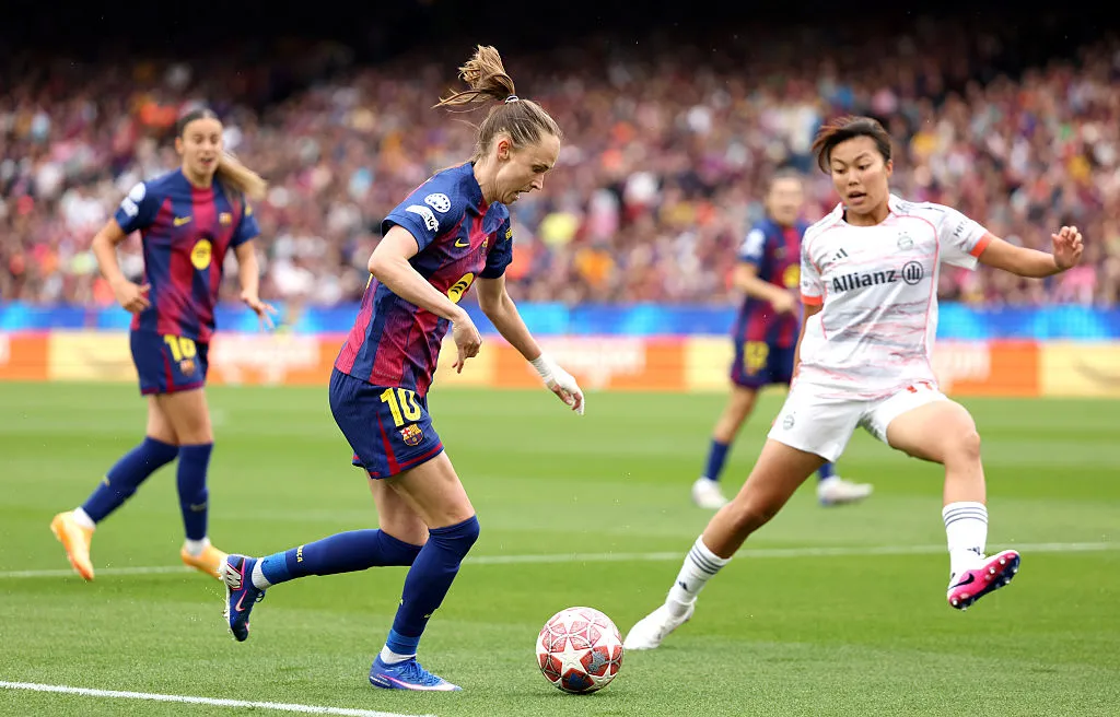 Graham Hansen atuando pelo Barcelona contra o Bayern – Foto: Judit Cartiel/Getty Images