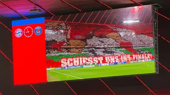 Torcida do Bayern de Munique apoia o time antes da semifinal. Divulgação/BetterCollective.