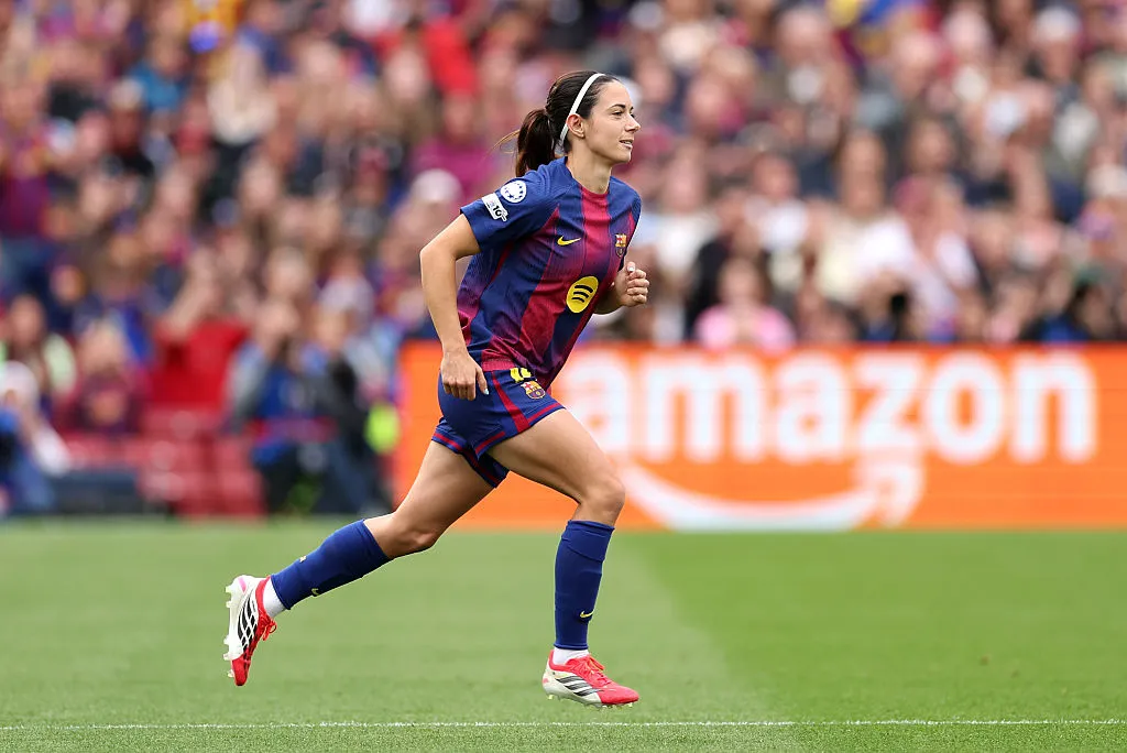 Aitana Bonmatí atuando pelo Barcelona no seu retorno aos gramados - Foto: Judit Cartiel/Getty Images