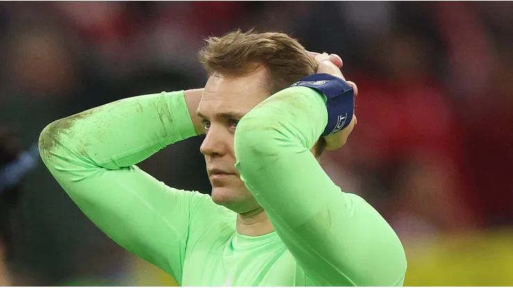 Neuer com as mãos na cabeça após eliminação do Bayern. (Photo by Adam Pretty/Getty Images)