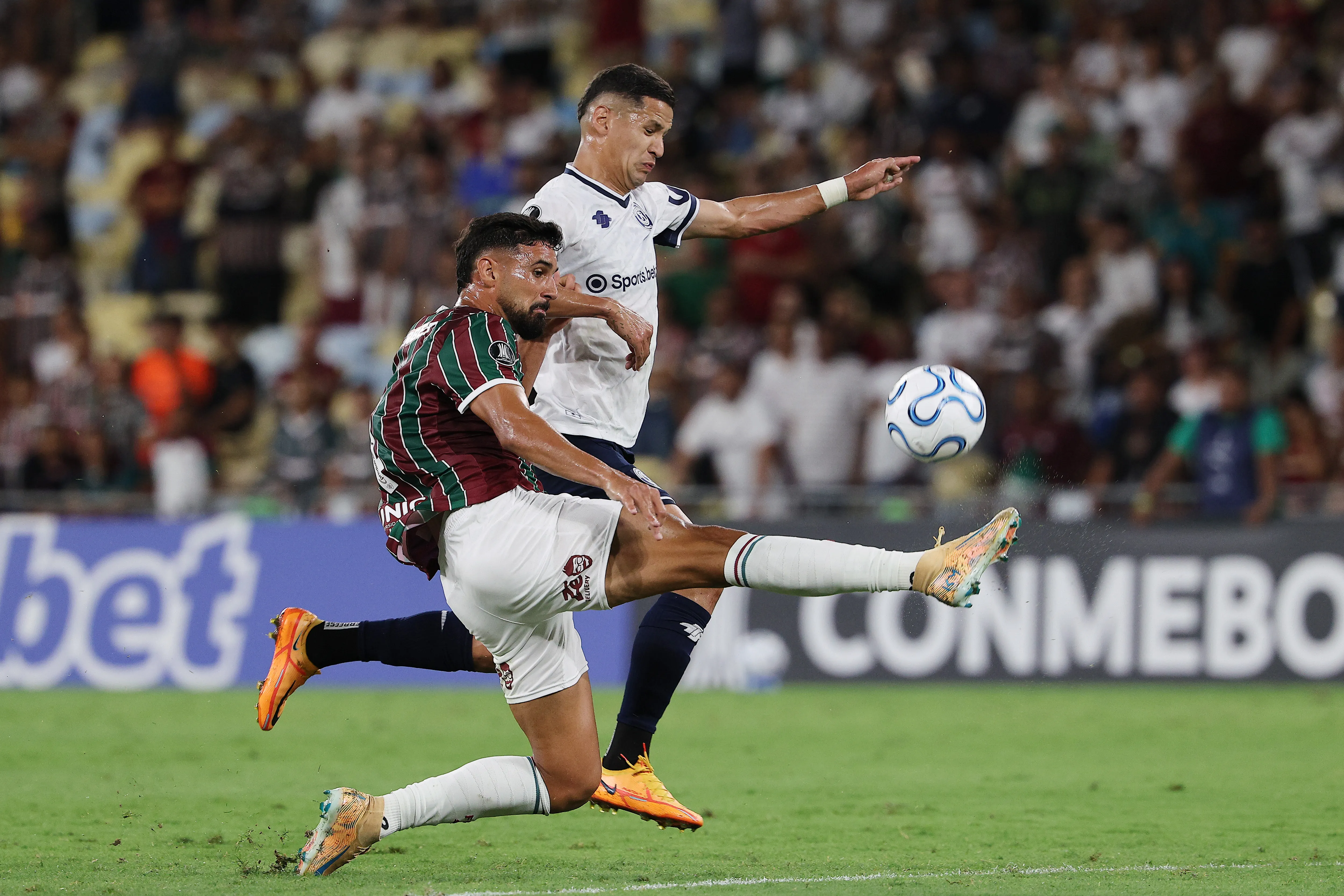 Álex Arce em disputa com Ignácio em Fluminense x Independiente Rivadavia no primeiro turno (Photo by Wagner Meier/Getty Images)