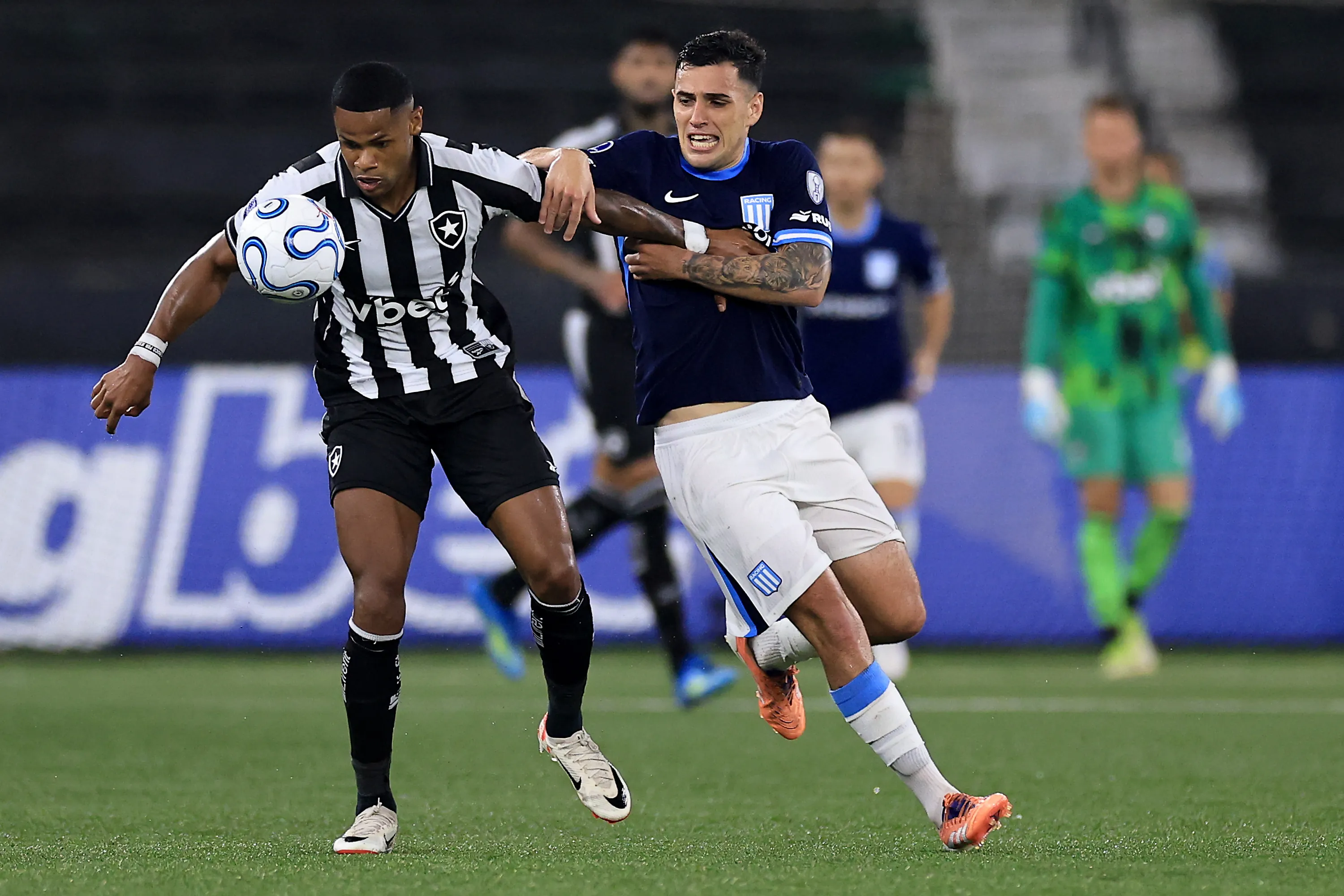 Júnior Santos e Forneris em disputa. (Photo by Buda Mendes/Getty Images)