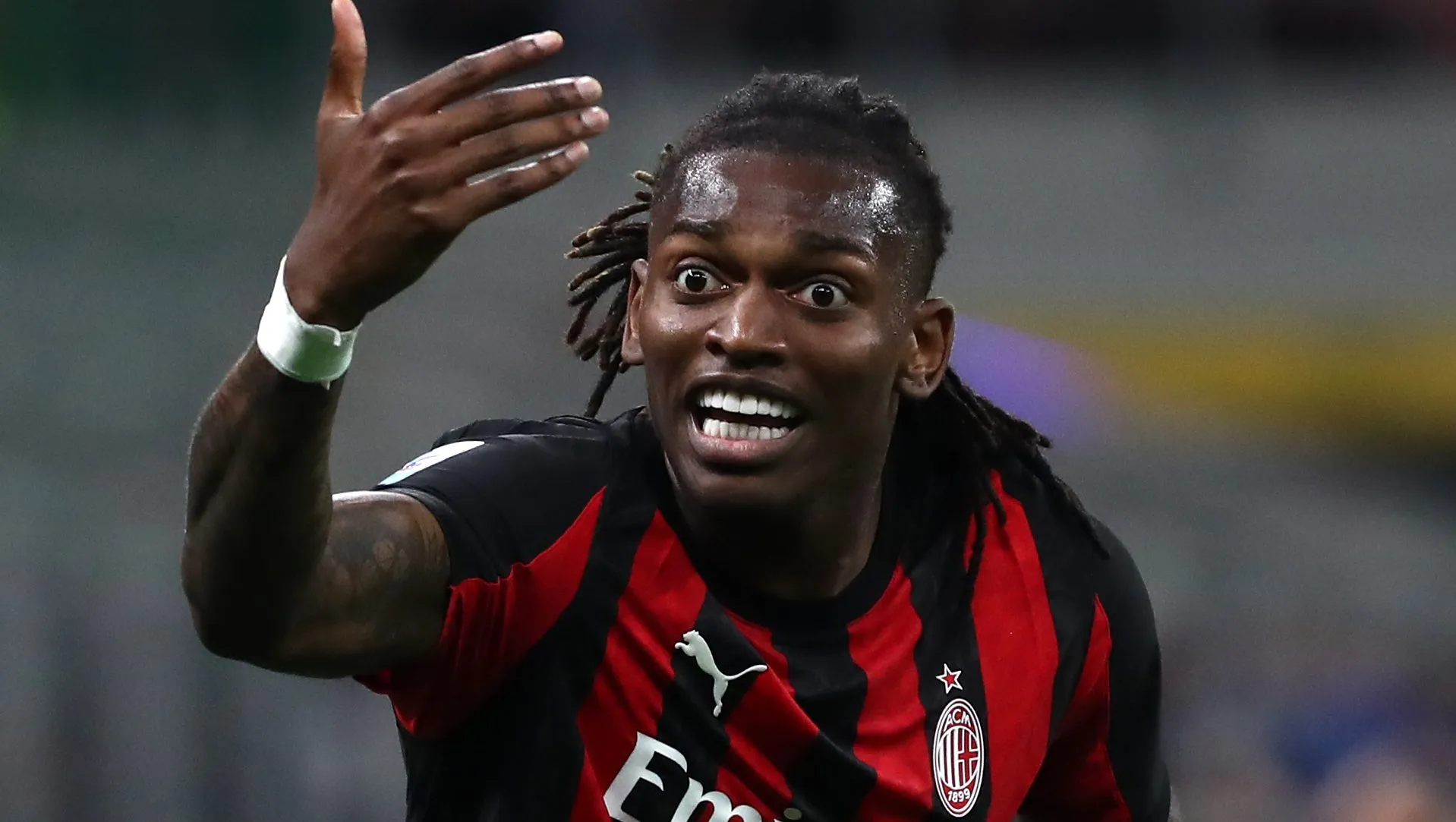 Rafael Leão durante jogo do Milan