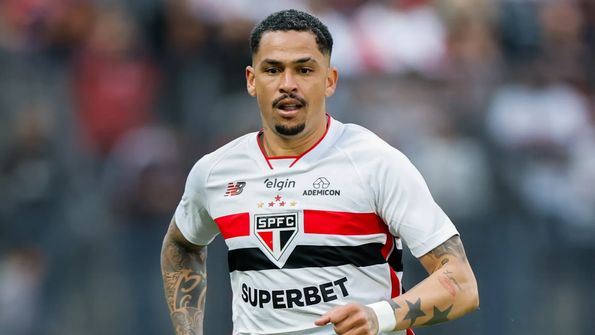 Luciano corre durante jogo do São Paulo