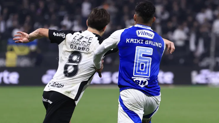 Garro e Kaiki durante uma partida do Brasileirão. Foto: Marcello Zambrana/AGIF