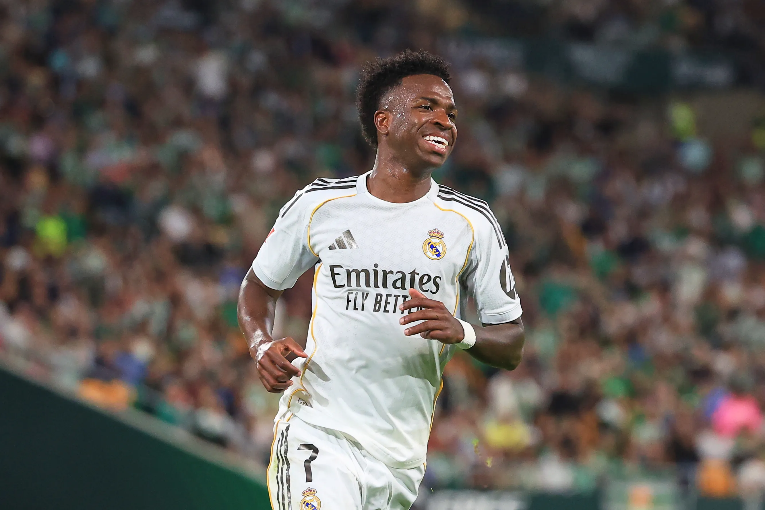 Vinicius Júnior aparece sorridente durante uma partida pelo Real Madrid