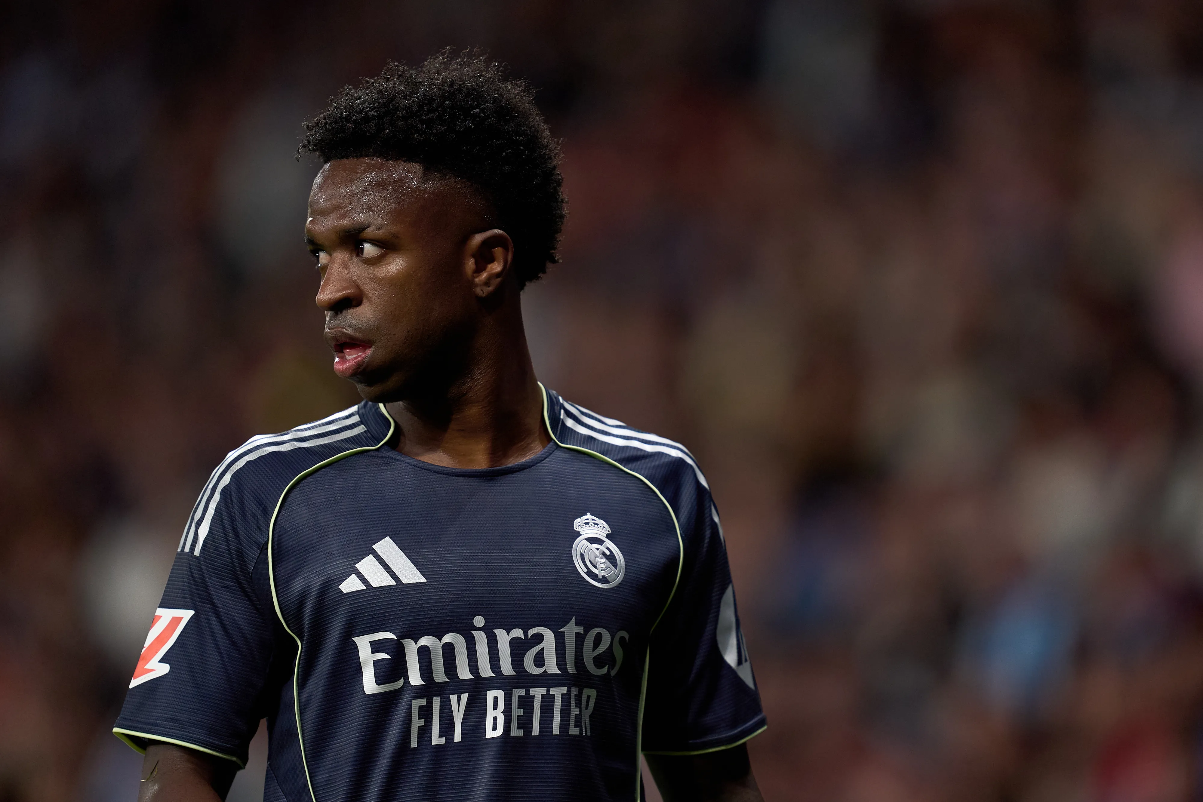 Vinicius Júnior durante uma partida pelo Real Madrid (Foto: Pedro Salado/Getty Images)