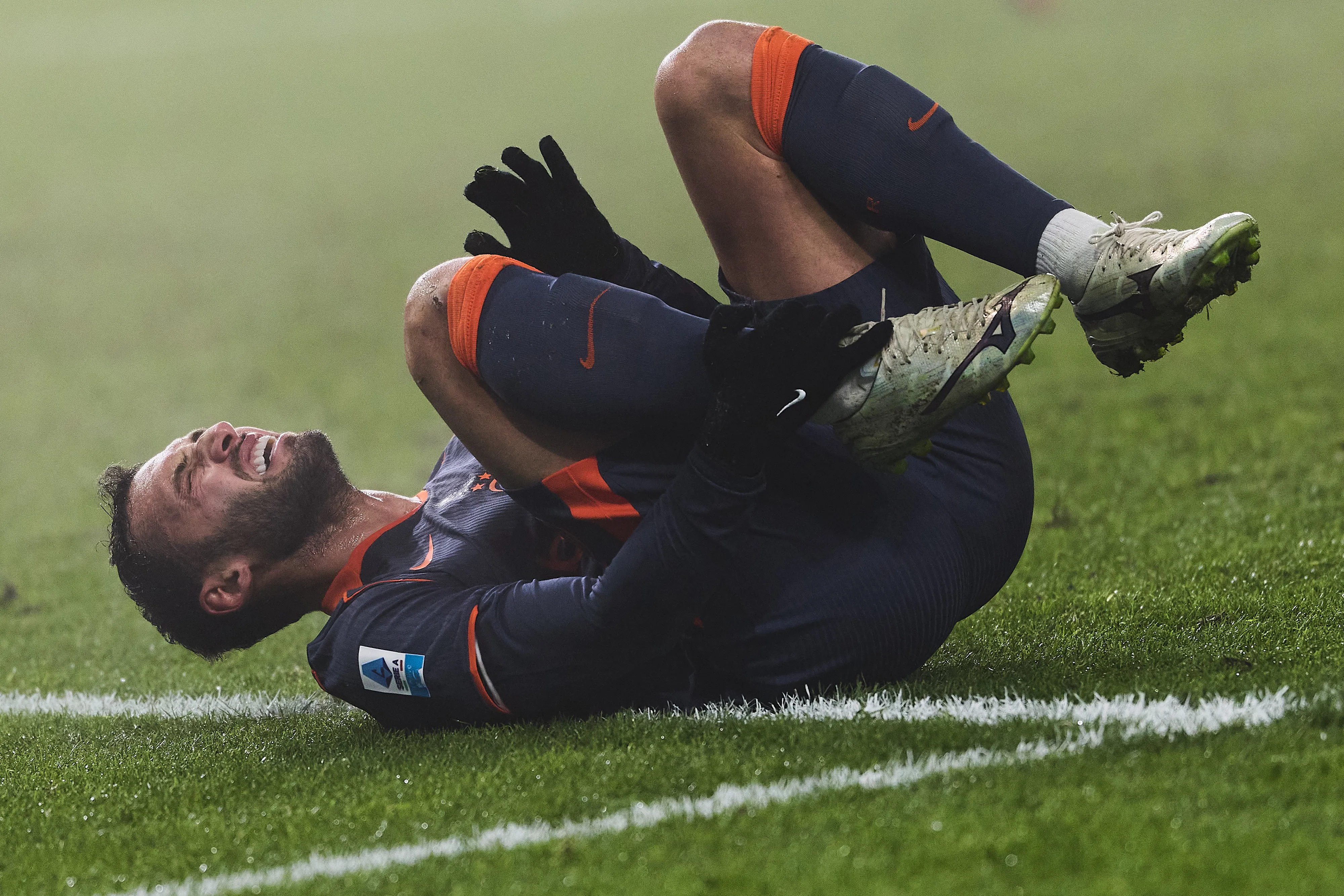 Calhanoglu no chão após se machucar durante partida da Série A. Foto: Emmanuele Ciancaglini/Getty Images