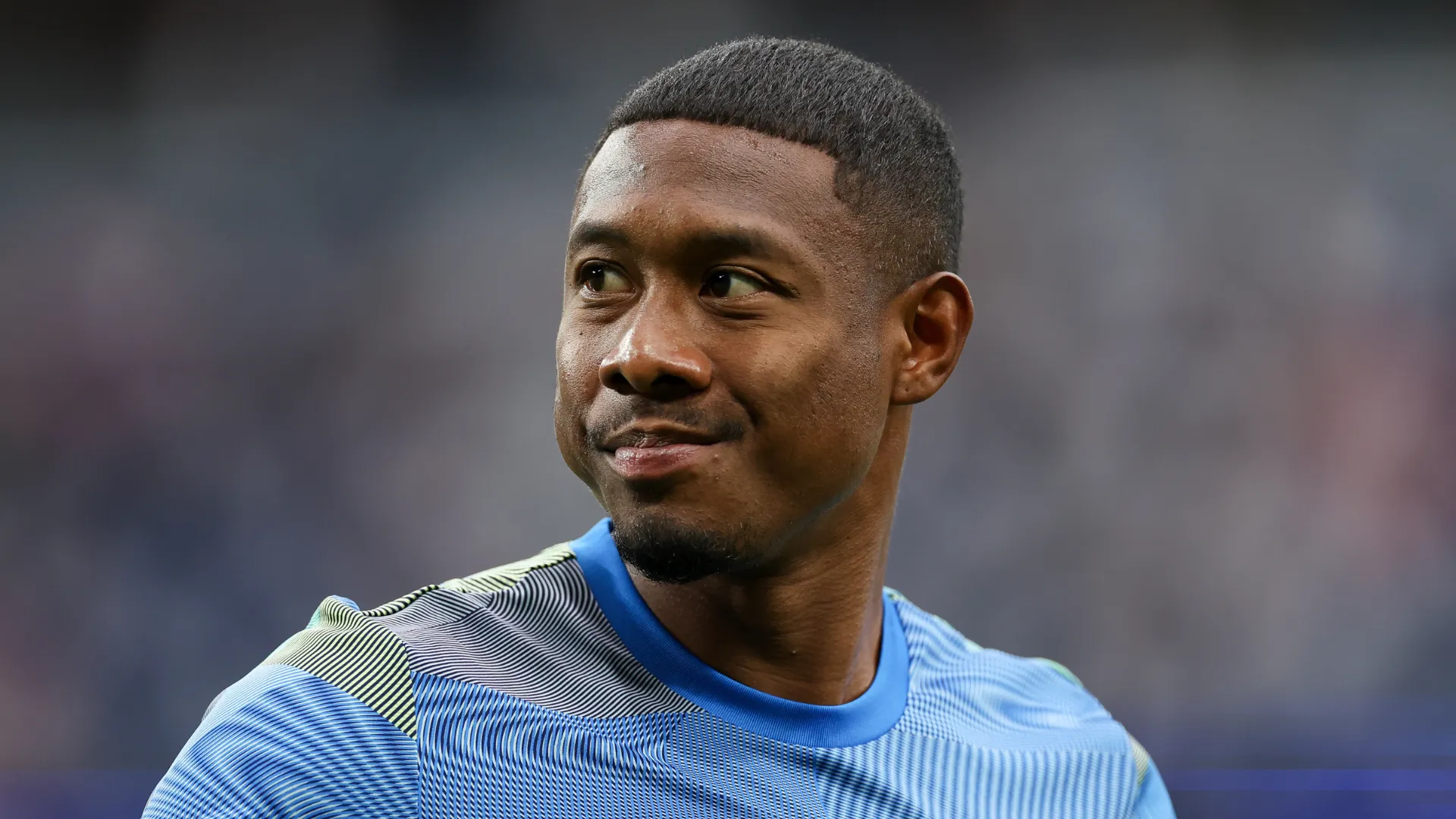 David Alaba sorri no aquecimento do Real Madrid