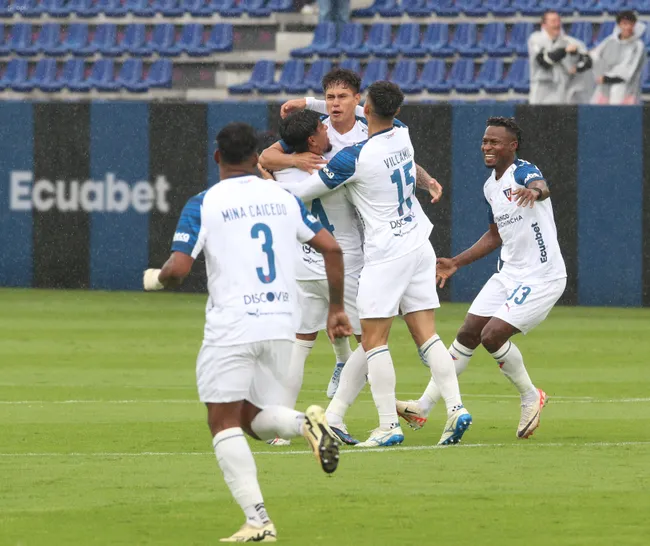 Jogadores da LDU comemoram gol durante partida da Liga Ecuabet. Foto: IMAGO/&nbsp;Agência Prensa-Independiente