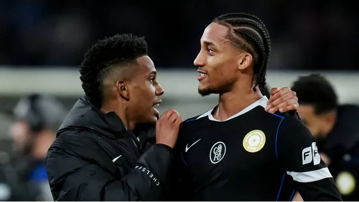 Estêvão e João Pedro em campo pelo Chelsea. Foto: IMAGO / Giuseppe Maffia