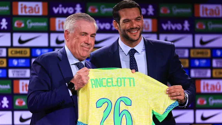 Carlo Ancelotti e Samir Xaud em evento oficial da Seleção Brasileira (Buda Mendes/Getty Images)
