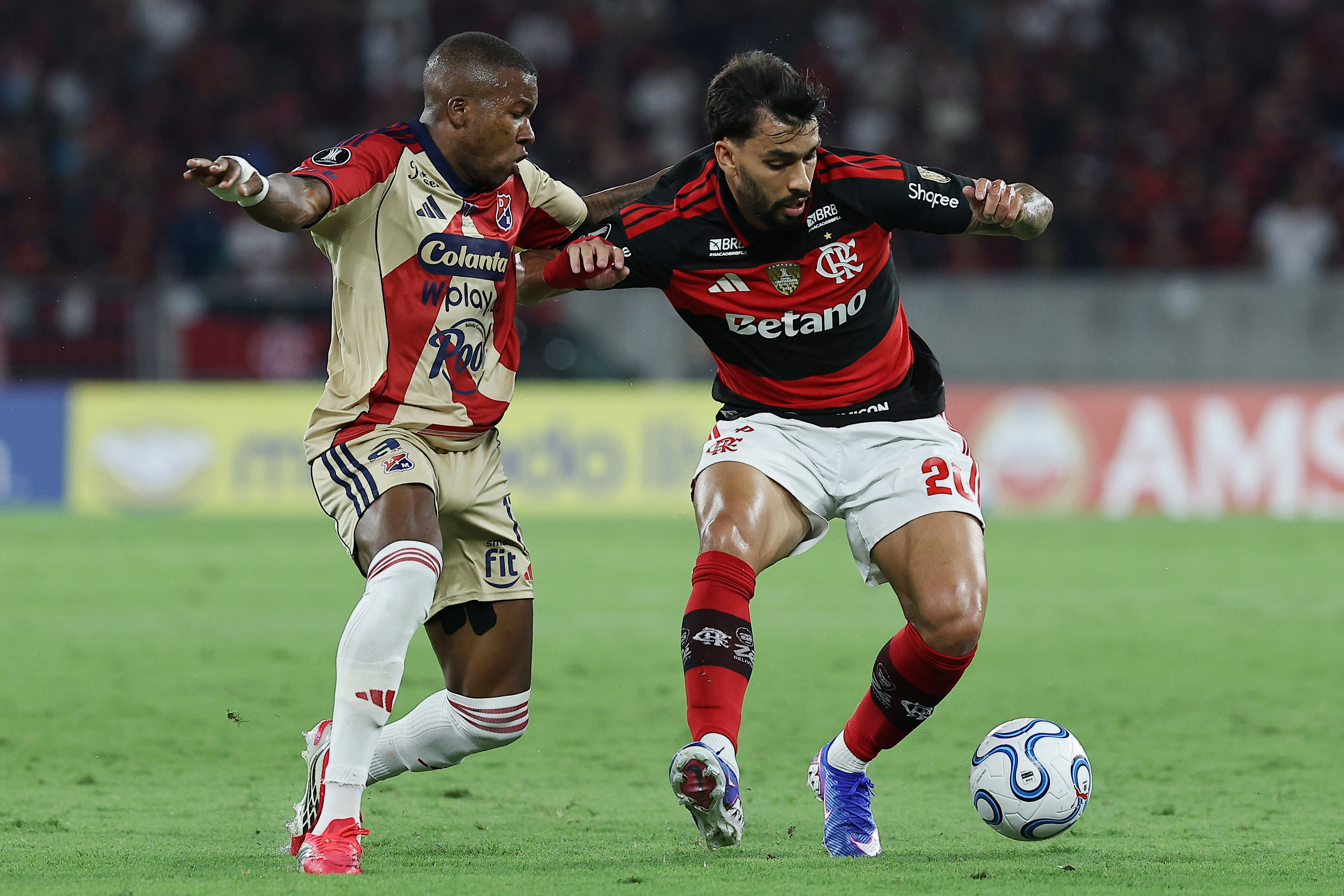 Francisco Chaverra e Lucas Paquetá disputando uma bola (Foto: Wagner Meier/Getty Images)