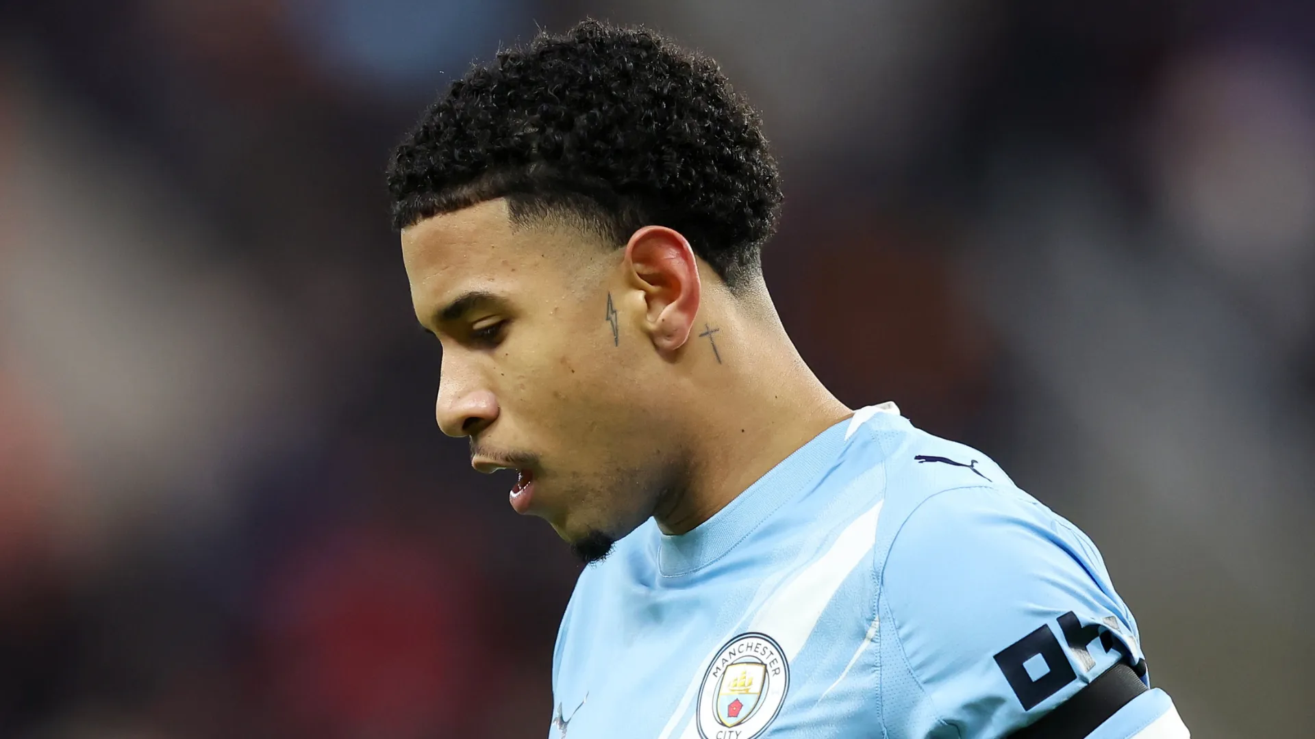 Savinho olha para baixo durante jogo do Manchester City