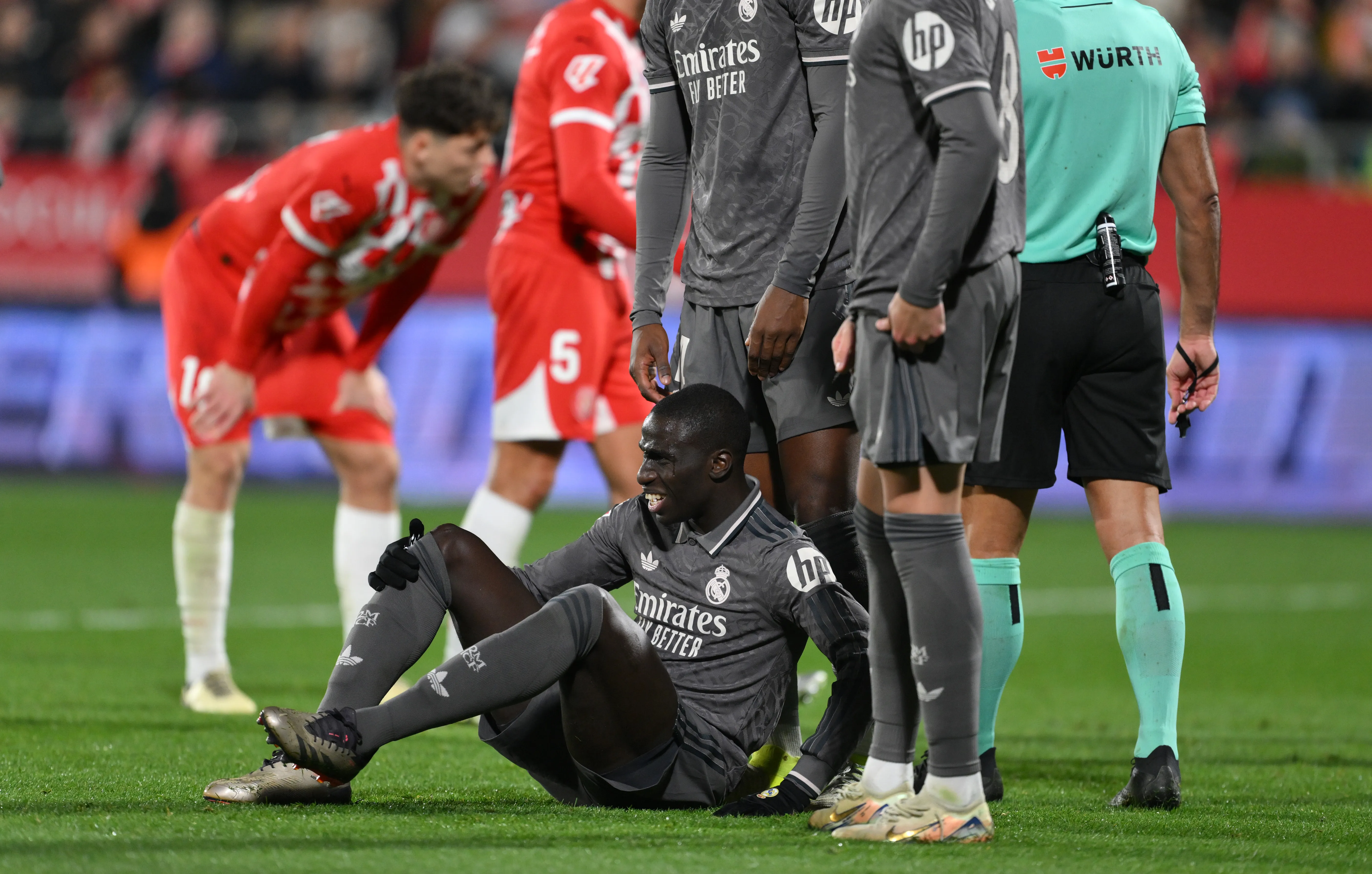 Ferland Mendy após se machucar durante partida da LaLiga. Foto: David Ramos/Getty Images