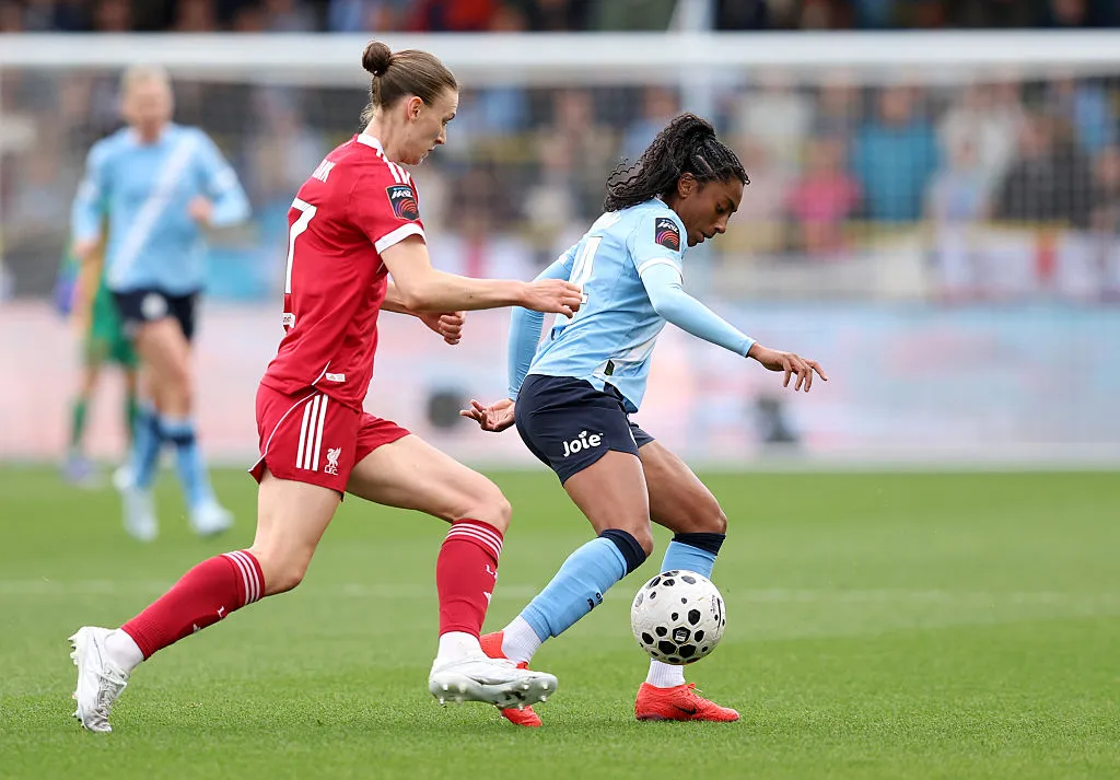 Kerolin, brasileira do Manchester City, disputando pela bola – Foto: Matt McNulty/Getty Images