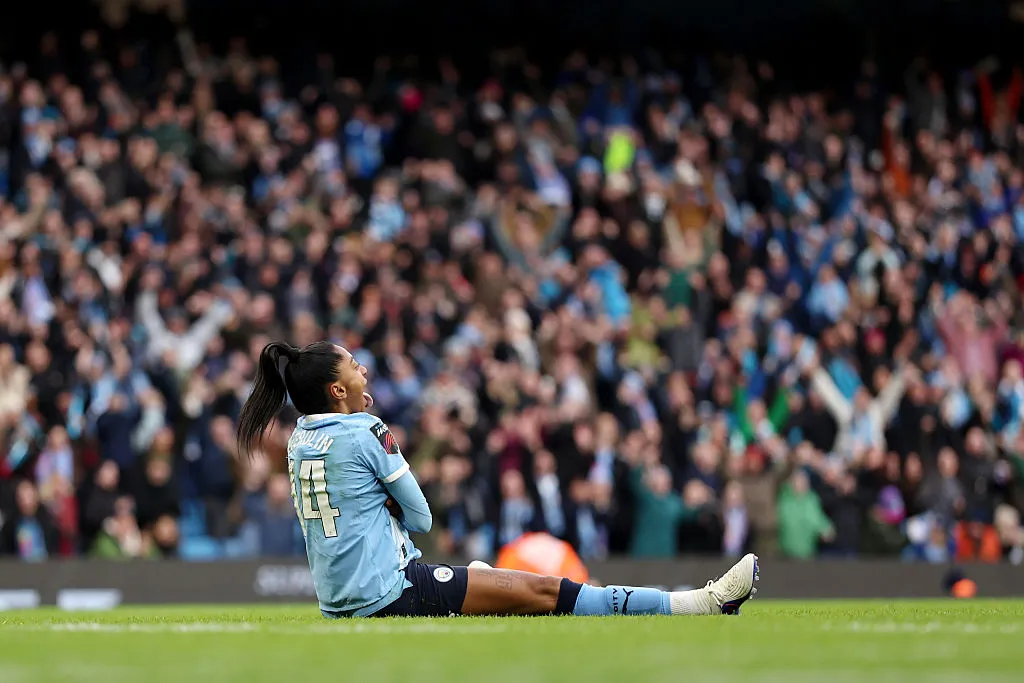 Kerolin comemorando um dos gols marcados sobre o Chelsea - Foto: Nathan Stirk/Getty Images