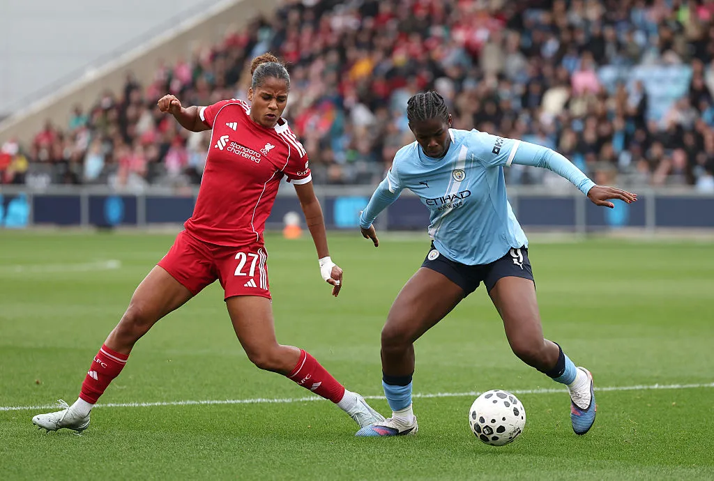 Khadija Shaw atuando pelo Manchester City - Foto: Matt McNulty/Getty Images